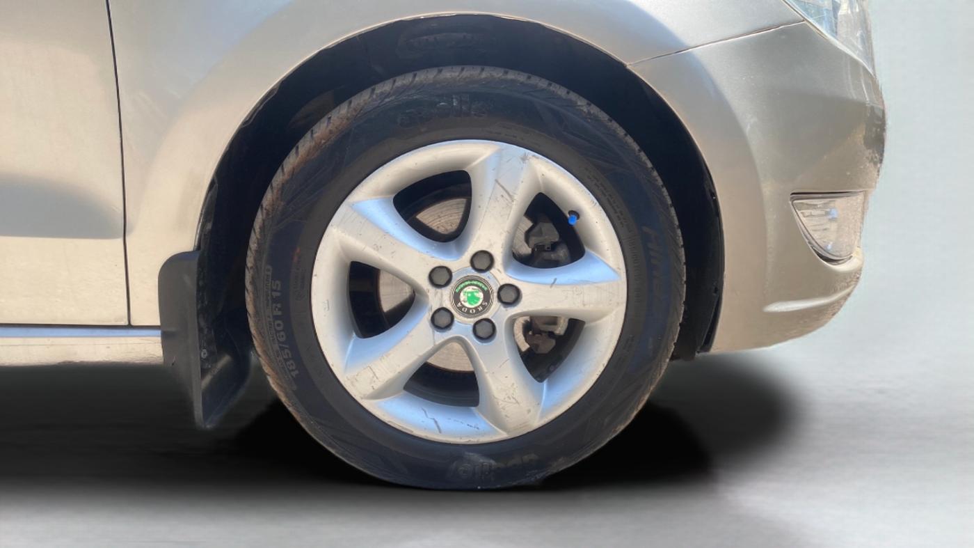 2012 Skoda Rapid ELEGANCE 1.6 TDI CR MT, Diesel, Manual, 87,313 km, Right Front Wheel