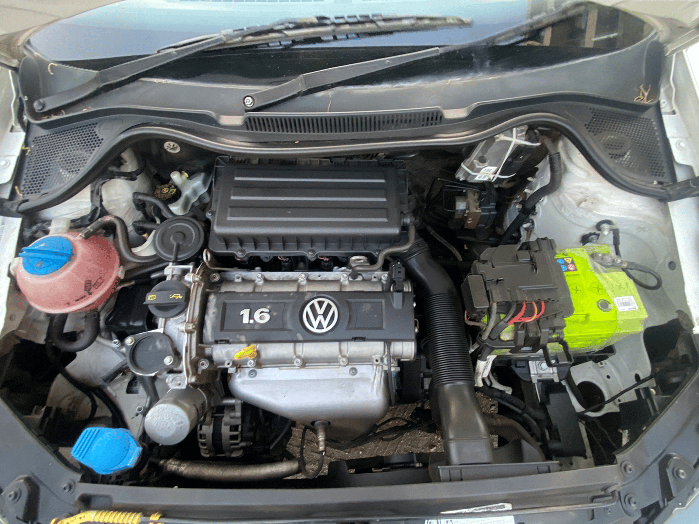 2014 Volkswagen Vento HIGHLINE 1.6 MPI, Petrol, Manual, 68,145 km, Open Bonnet
