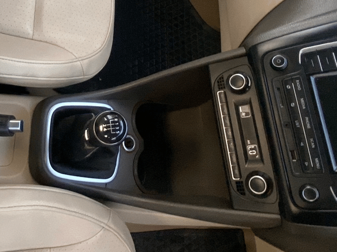 2014 Volkswagen Vento HIGHLINE 1.6 MPI, Petrol, Manual, 68,145 km, Gear Lever