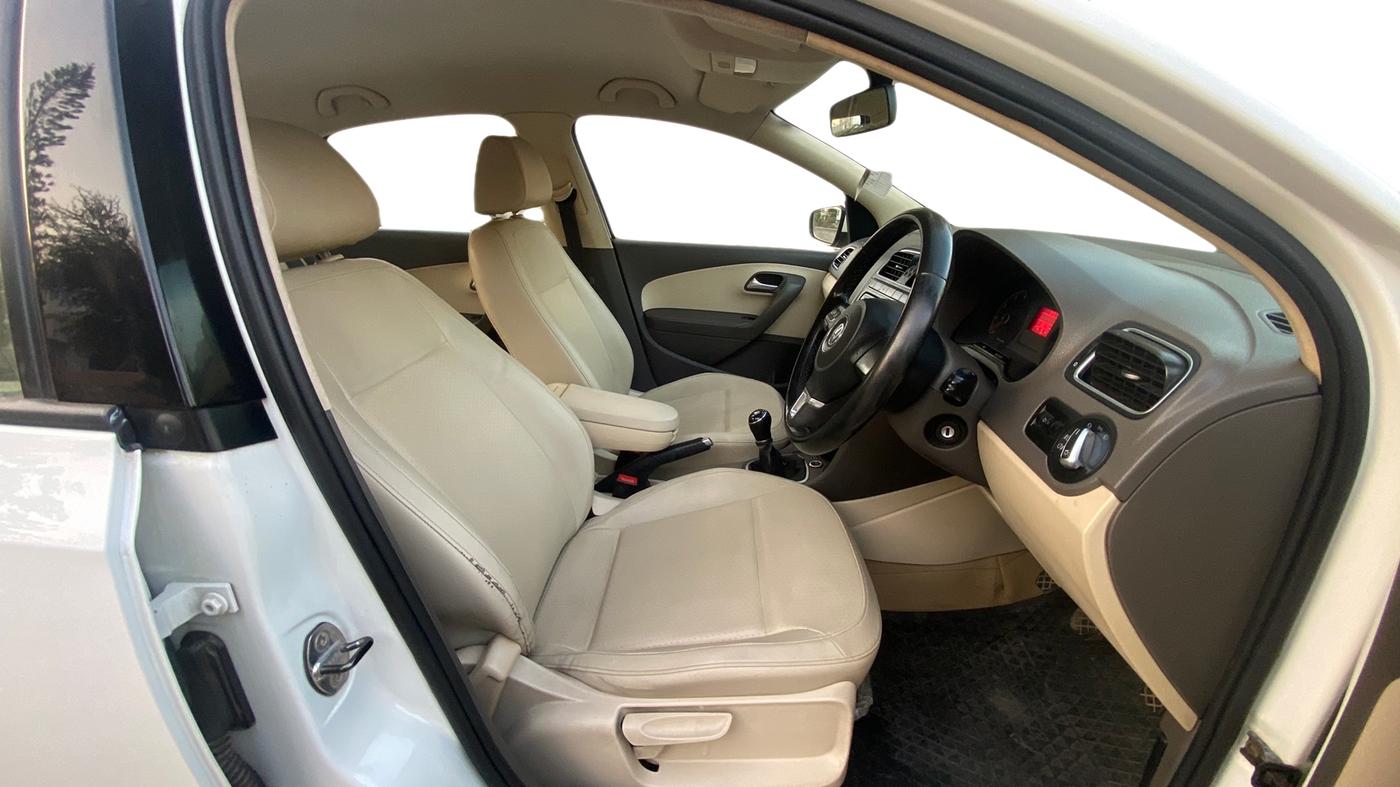 2014 Volkswagen Vento HIGHLINE 1.6 MPI, Petrol, Manual, 68,145 km, Right Side Front Door Cabin