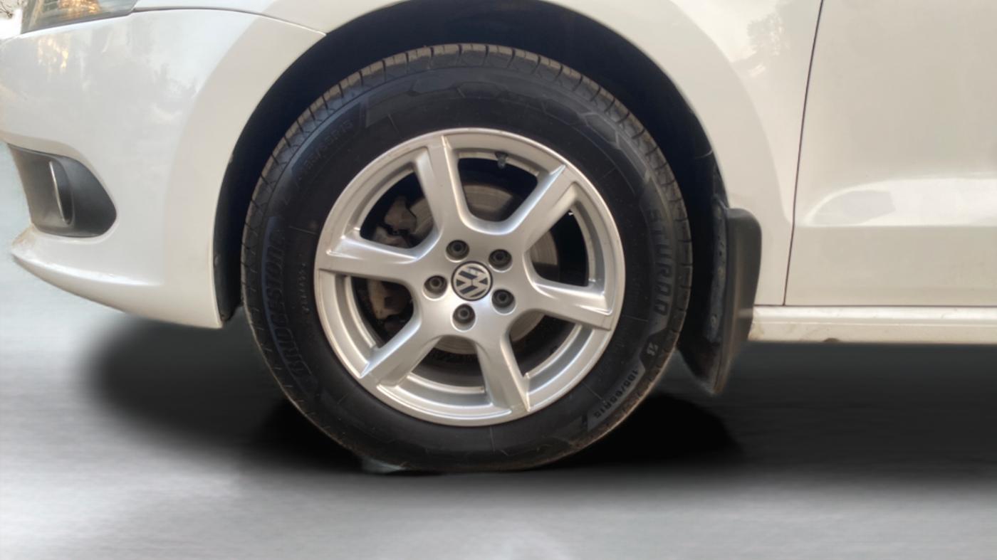 2014 Volkswagen Vento HIGHLINE 1.6 MPI, Petrol, Manual, 68,145 km, Left Front Wheel