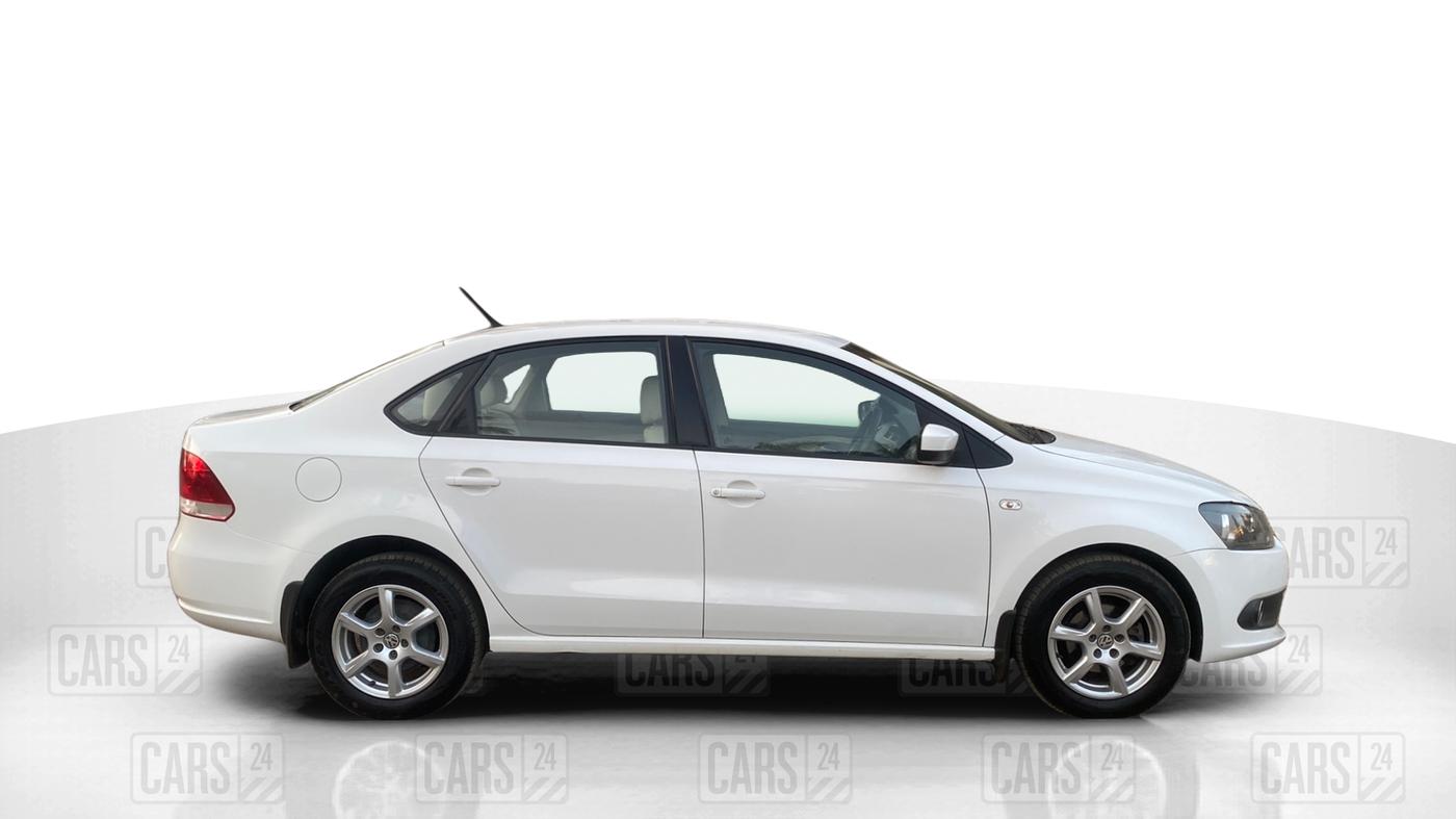 2014 Volkswagen Vento HIGHLINE 1.6 MPI, Petrol, Manual, 68,145 km, Right Side View