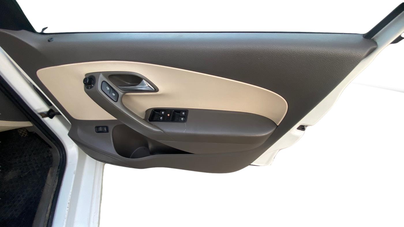 2014 Volkswagen Vento HIGHLINE 1.6 MPI, Petrol, Manual, 68,145 km, Driver Side Door Panel Controls