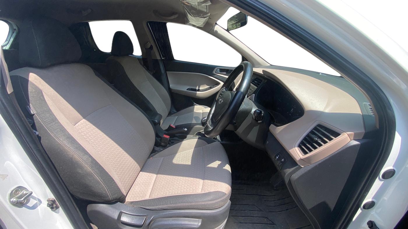 2017 Hyundai Elite i20 ASTA 1.4 CRDI (O), Diesel, Manual, 88,462 km, Right Side Front Door Cabin