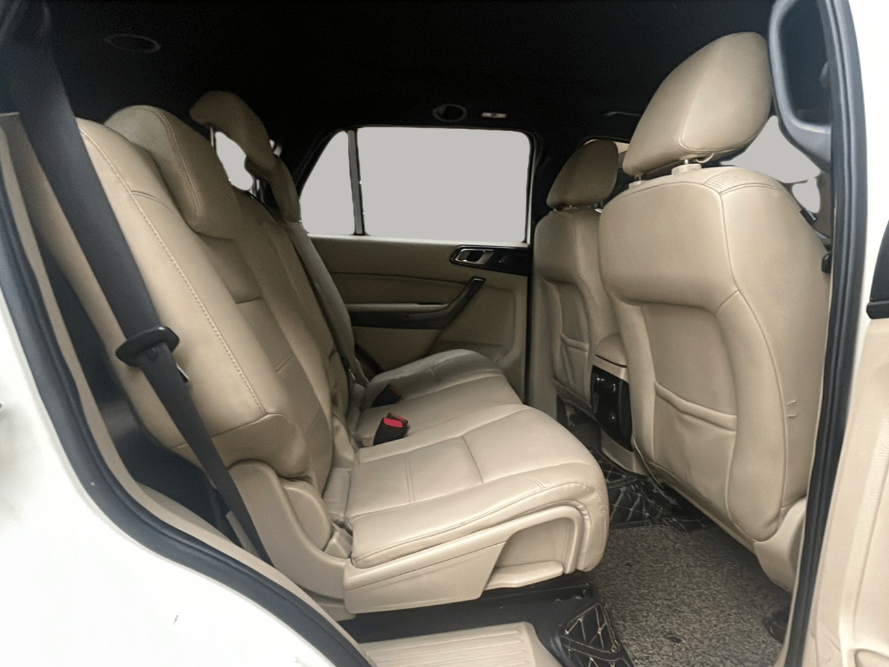 2016 Ford Endeavour TITANIUM 3.2 4X4 AT, Diesel, Automatic, 91,744 km, Right Side Rear Door Cabin