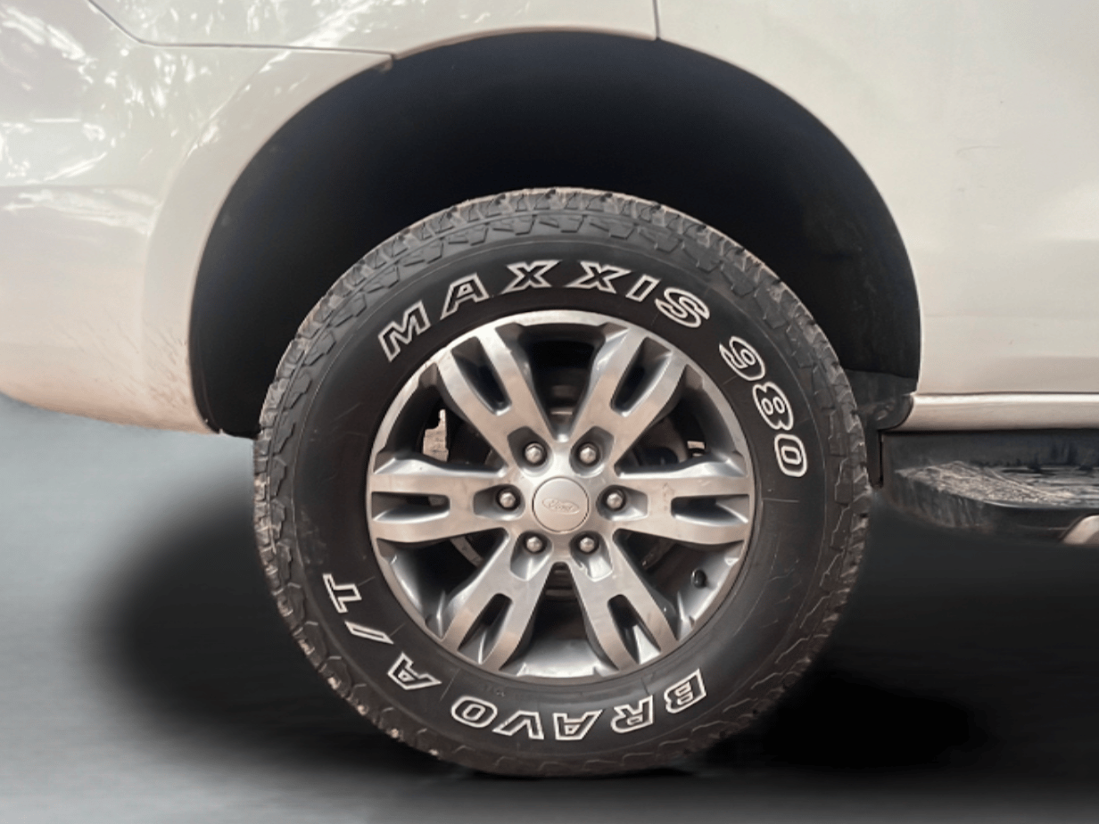 2016 Ford Endeavour TITANIUM 3.2 4X4 AT, Diesel, Automatic, 91,744 km, Right Rear Wheel