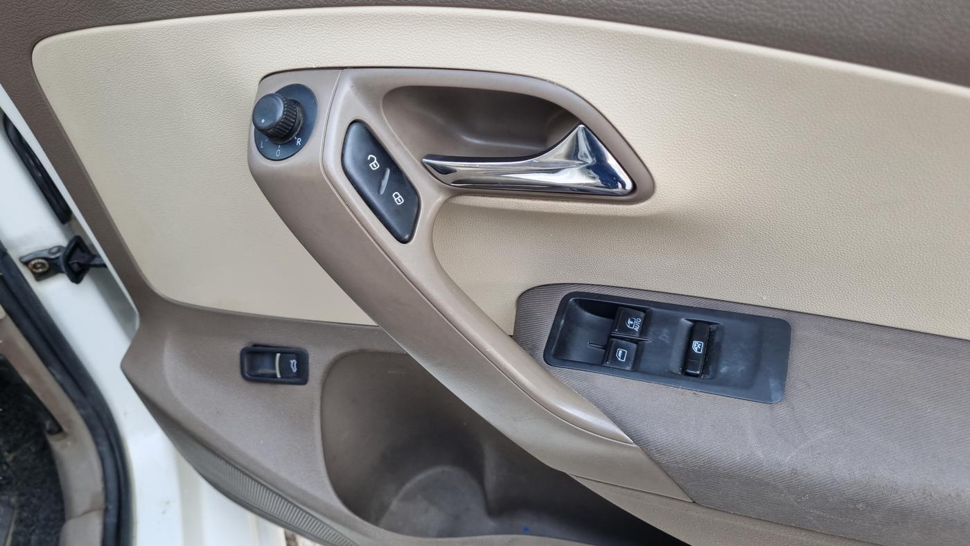 2015 Skoda Rapid 1.5 TDI CR ACTIVE, Diesel, Manual, 69,172 km, Driver Side Door Panel Controls