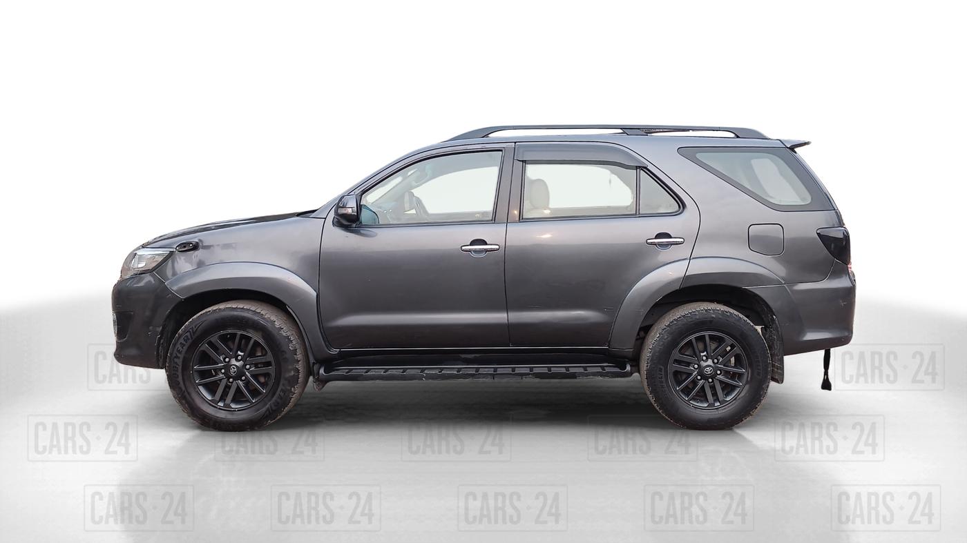 2016 Toyota Fortuner 3.0 4X2 MT, Diesel, Manual, 1,22,000 km, Left Side