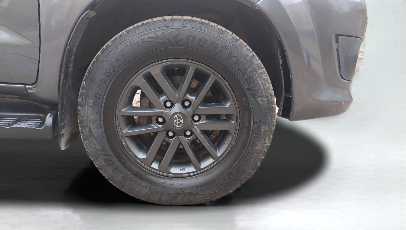 2016 Toyota Fortuner 3.0 4X2 MT, Diesel, Manual, 1,22,000 km, Right Front Wheel