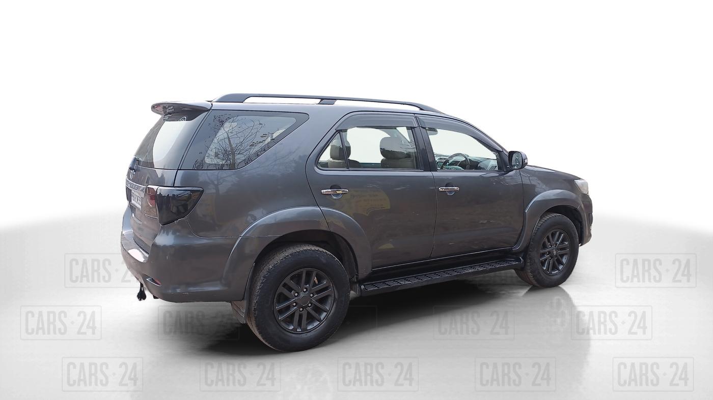 2016 Toyota Fortuner 3.0 4X2 MT, Diesel, Manual, 1,22,000 km, Right Back Diagonal