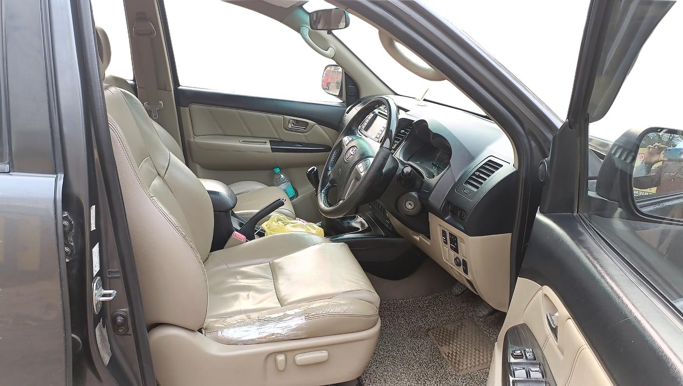 2016 Toyota Fortuner 3.0 4X2 MT, Diesel, Manual, 1,22,000 km, Right Side Front Door Cabin