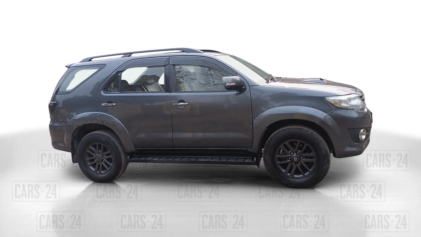 2016 Toyota Fortuner 3.0 4X2 MT, Diesel, Manual, 1,22,000 km, Right Side View