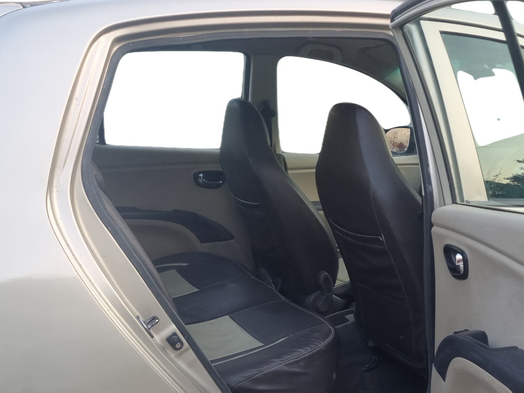 2011 Hyundai i10 SPORTZ 1.2, Petrol, Manual, 50,553 km, Right Side Rear Door Cabin