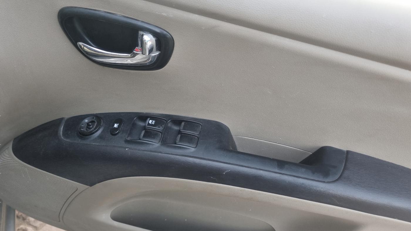 2011 Hyundai i10 SPORTZ 1.2, Petrol, Manual, 50,553 km, Driver Side Door Panel Controls