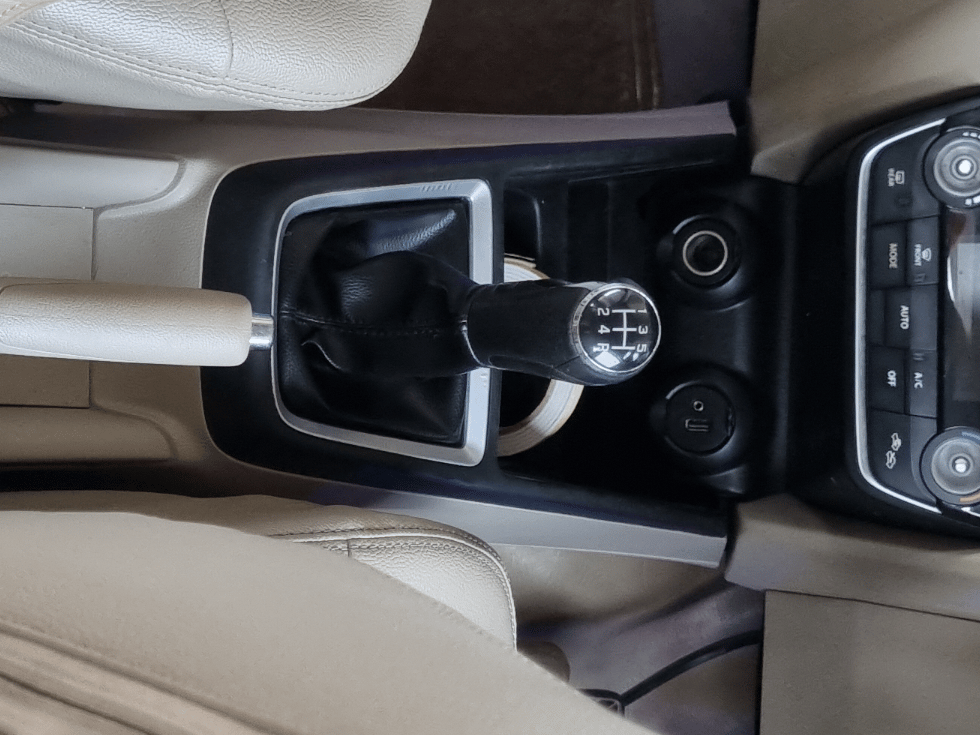 2018 Maruti Dzire ZXI, Petrol, Manual, 82,565 km, Gear Lever