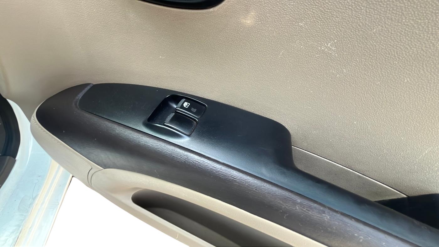 2013 Hyundai i10 ERA 1.1, Petrol, Manual, 27,912 km, Driver Side Door Panel Controls