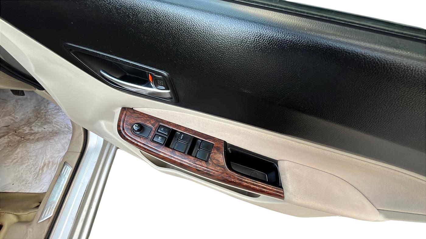 2017 Maruti Dzire VDI, Diesel, Manual, 76,000 km, Driver Side Door Panel Controls