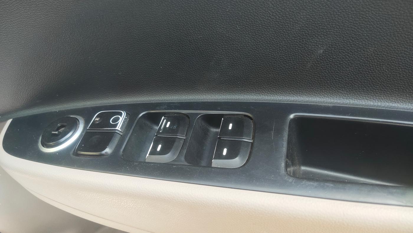 2015 Hyundai Grand i10 MAGNA 1.1 CRDI, Diesel, Manual, 94,181 km, Driver Side Door Panel Controls