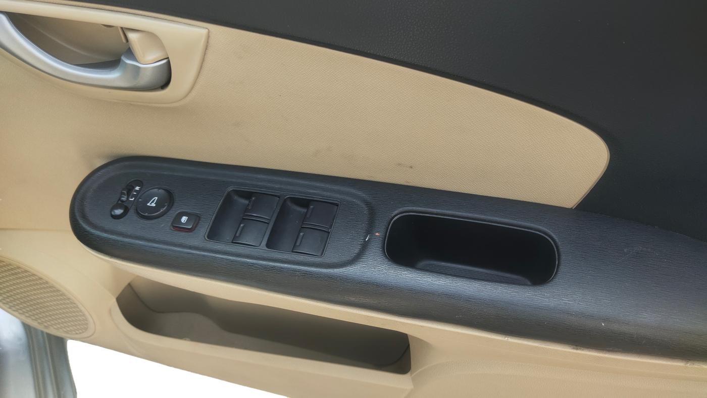 2014 Honda Amaze 1.5L I-DTEC VX, Diesel, Manual, 87,184 km, Driver Side Door Panel Controls