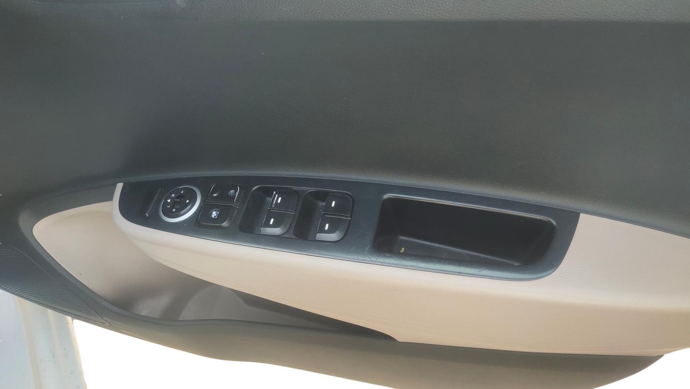 2016 Hyundai Xcent S 1.1 CRDI, Diesel, Manual, 73,852 km, Driver Side Door Panel Controls