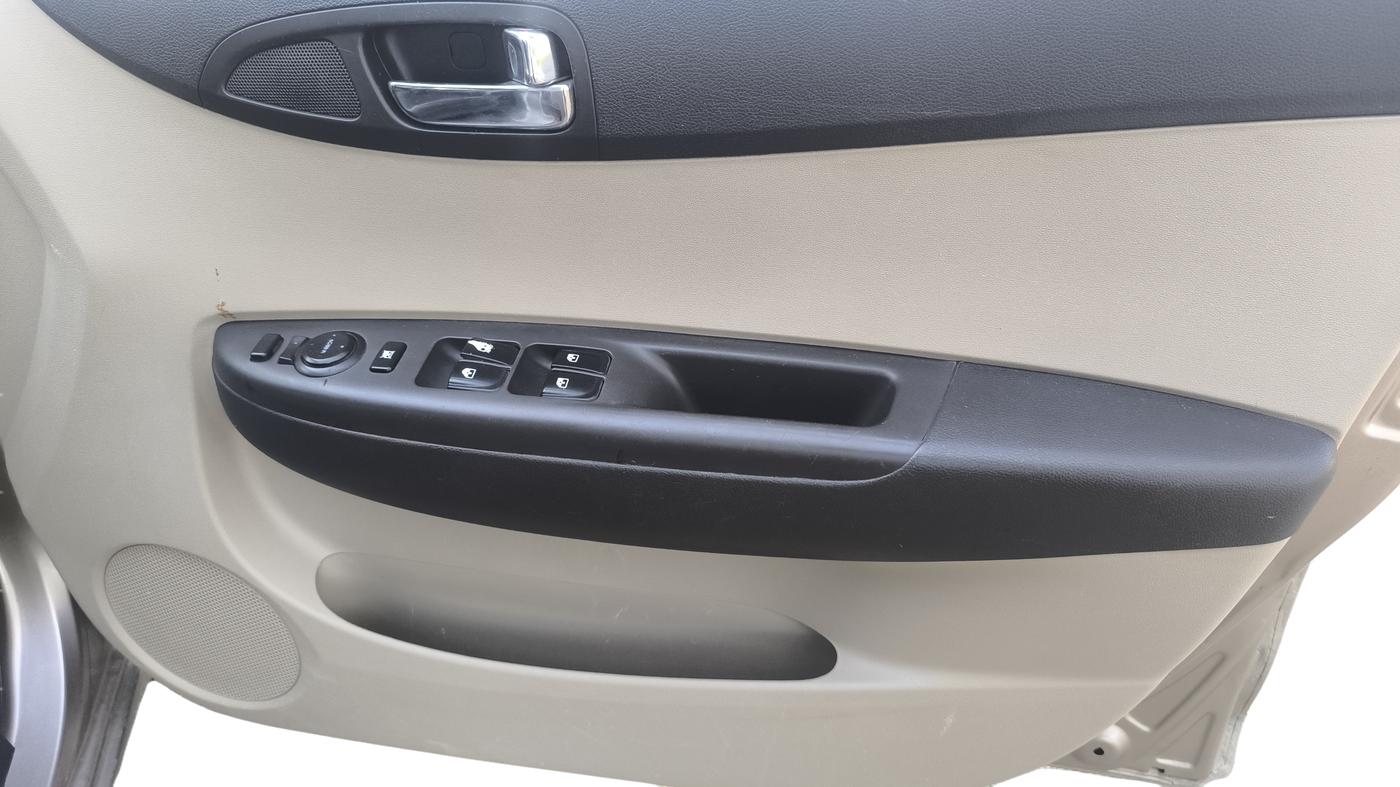 2013 Hyundai i20 SPORTZ 1.2, Petrol, Manual, 93,019 km, Driver Side Door Panel Controls
