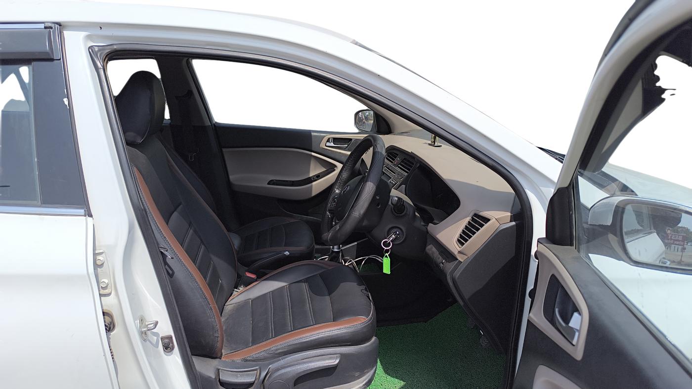 2015 Hyundai Elite i20 SPORTZ 1.4 CRDI, Diesel, Manual, 84,353 km, Right Side Front Door Cabin