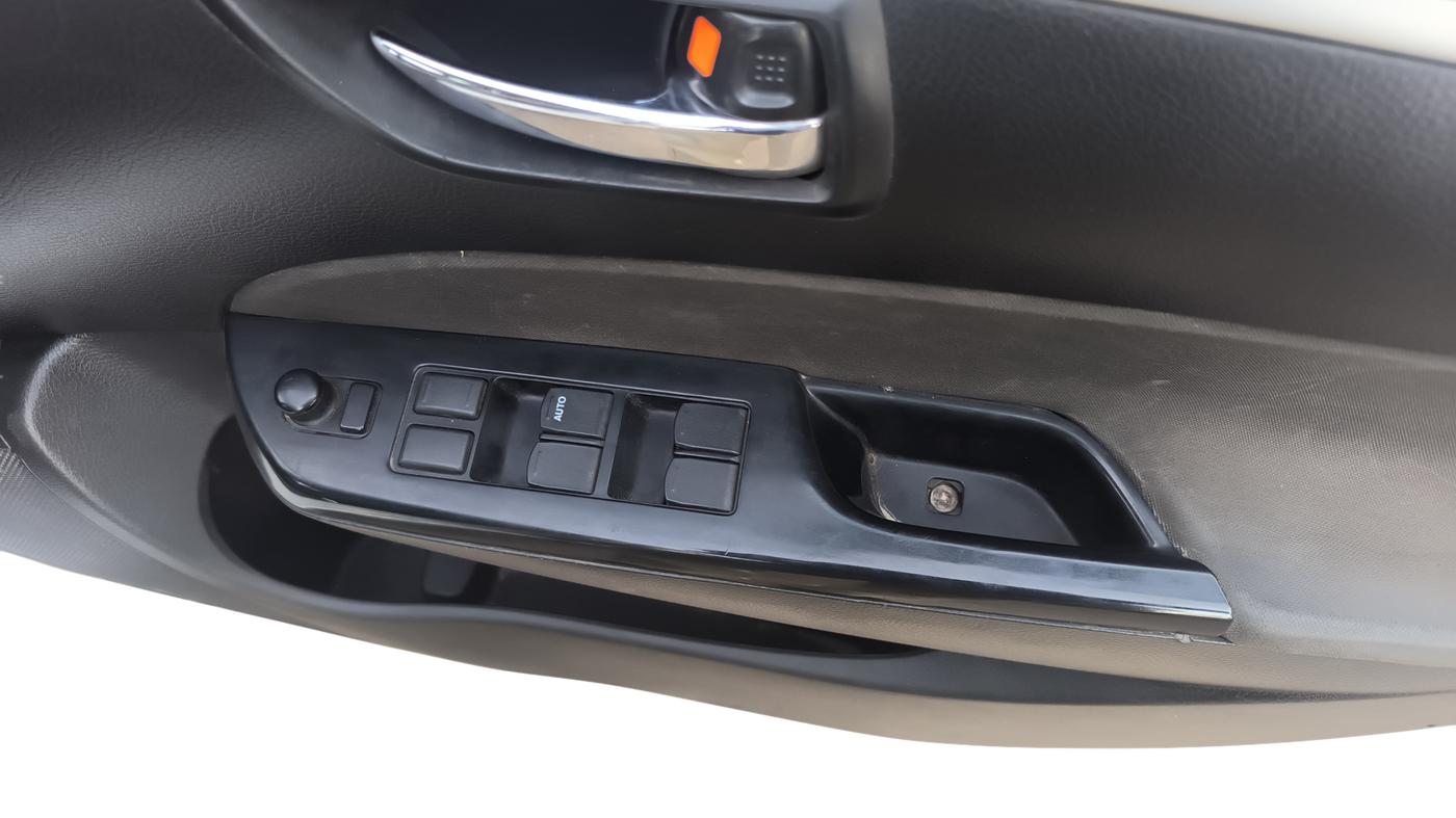 2015 Maruti Swift ZDI, Diesel, Manual, 88,272 km, Driver Side Door Panel Controls