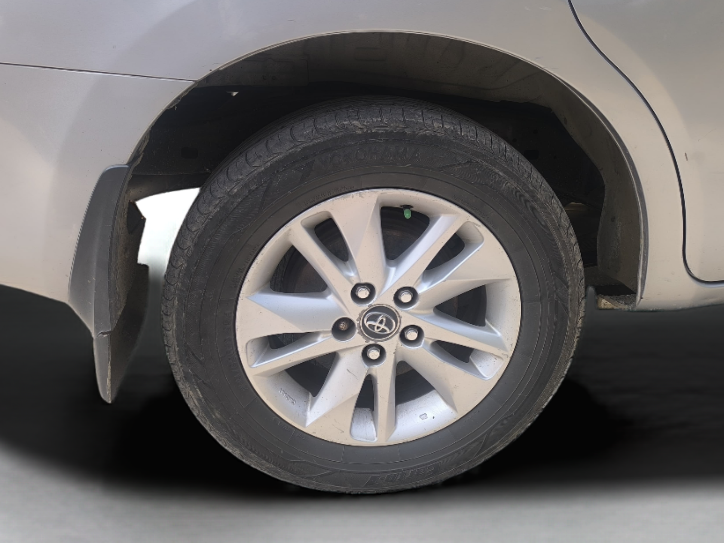 2018 Toyota Innova Crysta 2.4 G 7 STR, Diesel, Manual, 1,90,069 km, Right Rear Wheel