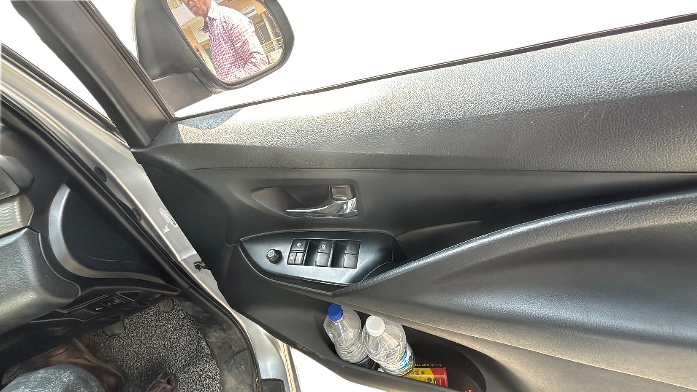 2018 Toyota Innova Crysta 2.4 G 7 STR, Diesel, Manual, 1,90,069 km, Driver Side Door Panel Controls