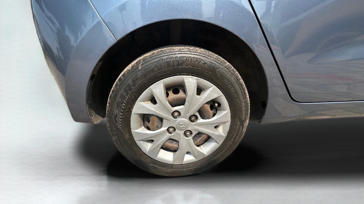 2014 Hyundai Grand i10 MAGNA 1.2 KAPPA VTVT, Petrol, Manual, 1,35,000 km, Right Rear Wheel