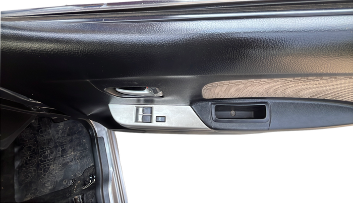 2018 Maruti Wagon R 1.0 LXI CNG, CNG, Manual, 63,000 km, Driver Side Door Panel Controls