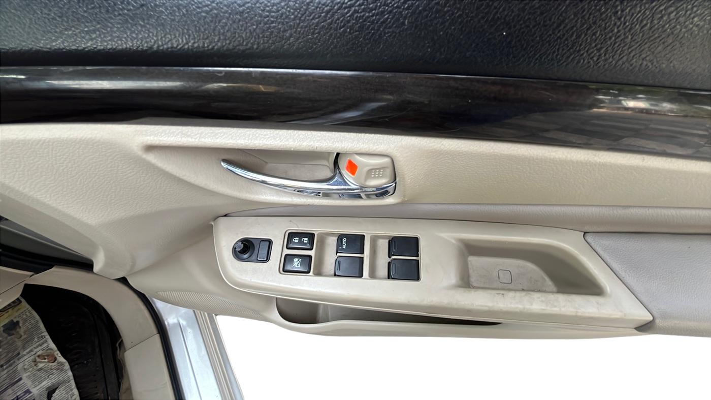 2015 Maruti Ciaz ZXI, Petrol, Manual, 84,922 km, Driver Side Door Panel Controls