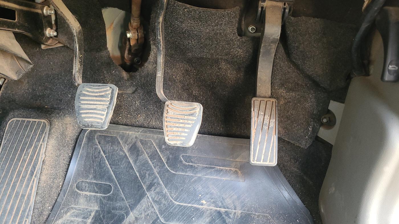 2016 Mahindra Kuv100 K4 D 5 STR, Diesel, Manual, 70,000 km, Pedals