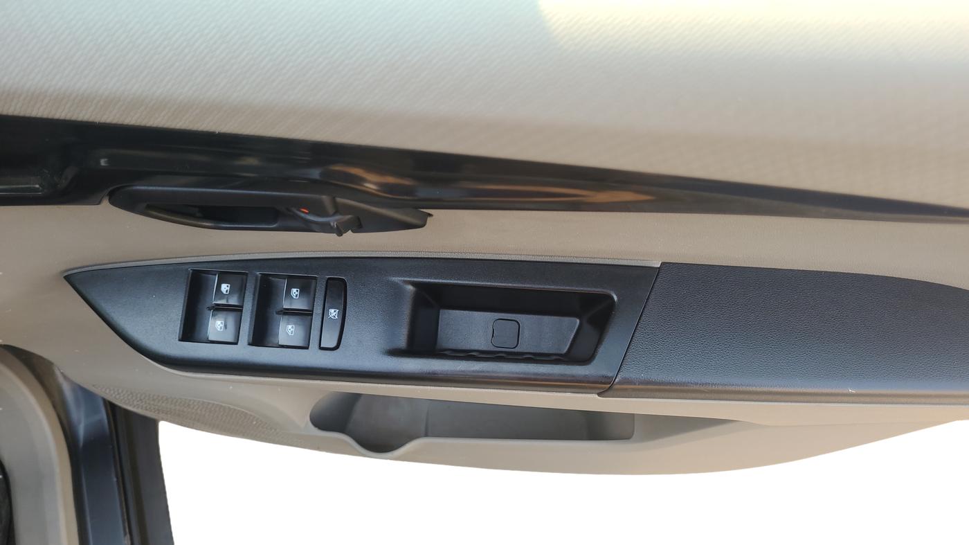 2016 Mahindra Kuv100 K4 D 5 STR, Diesel, Manual, 70,000 km, Driver Side Door Panel Controls