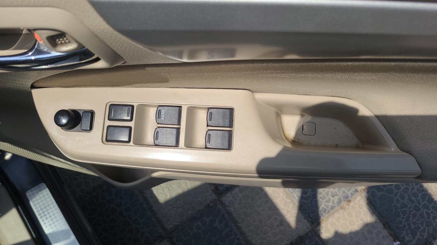 2016 Maruti Ertiga VXI, Petrol, Manual, 1,12,622 km, Driver Side Door Panel Controls
