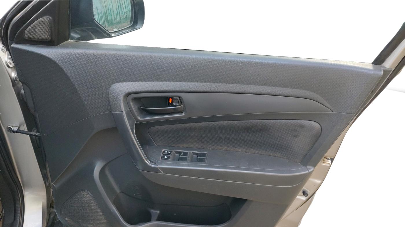2017 Maruti Vitara Brezza VDI (O), Diesel, Manual, 69,006 km, Driver Side Door Panel Controls