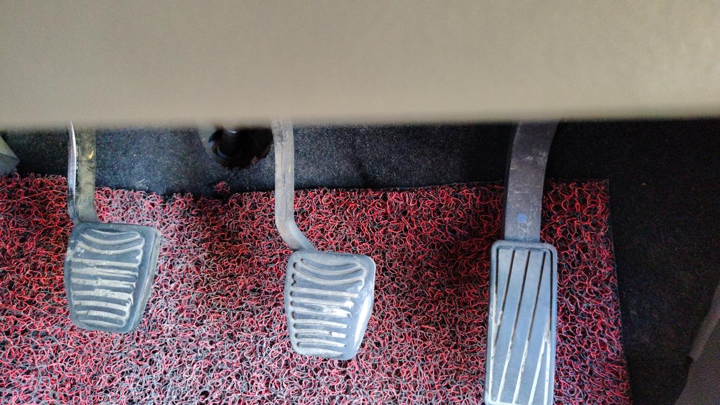2016 Mahindra Kuv100 K4 D 6 STR, Diesel, Manual, 75,449 km, Pedals
