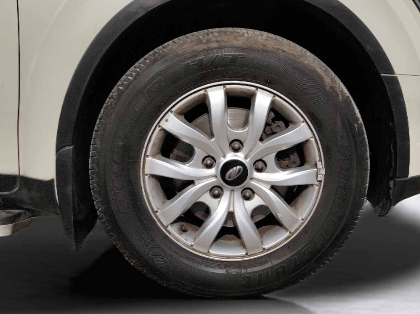 2020 Mahindra XUV500 W9, Diesel, Manual, 23,657 km, Right Front Wheel