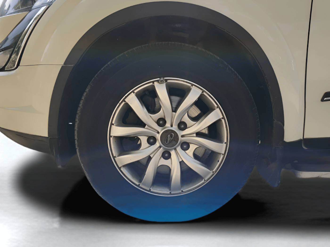 2020 Mahindra XUV500 W9, Diesel, Manual, 23,657 km, Left Front Wheel