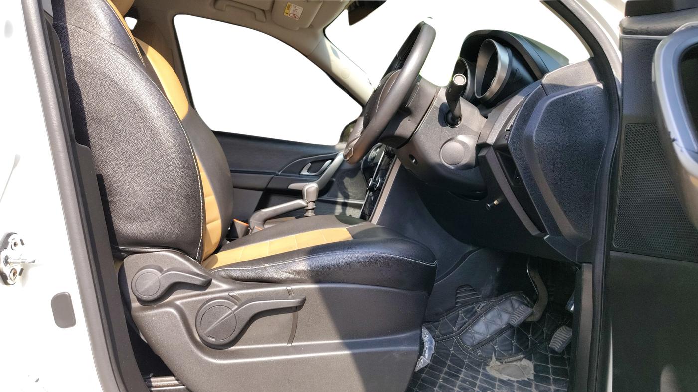 2020 Mahindra XUV500 W9, Diesel, Manual, 23,657 km, Right Side Front Door Cabin