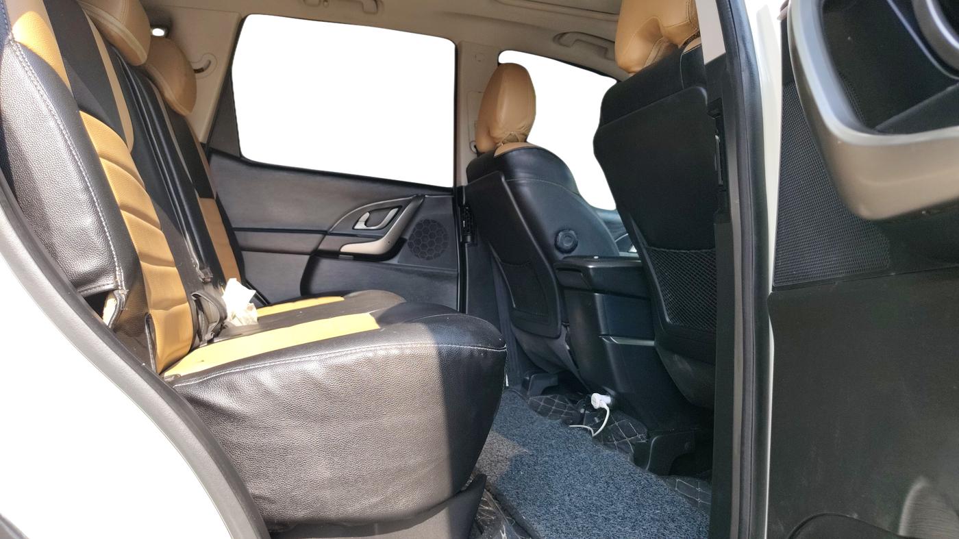2020 Mahindra XUV500 W9, Diesel, Manual, 23,657 km, Right Side Rear Door Cabin