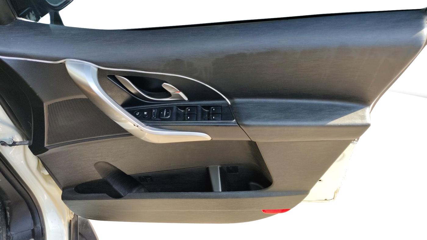2020 Mahindra XUV500 W9, Diesel, Manual, 23,657 km, Driver Side Door Panel Controls