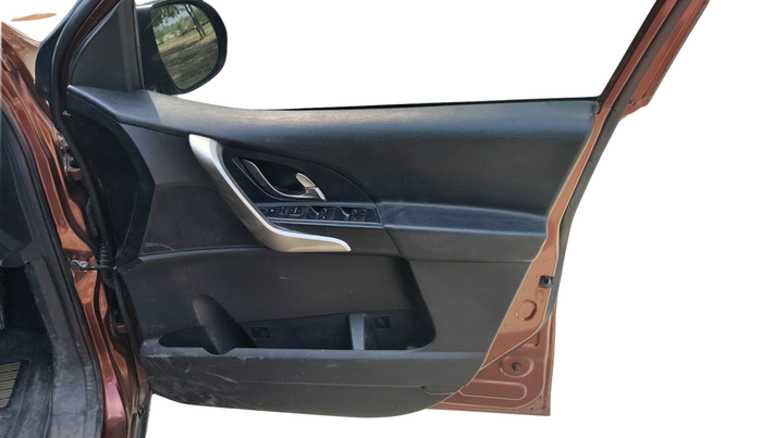 2019 Mahindra XUV500 W7, Diesel, Manual, 53,134 km, Driver Side Door Panel Controls