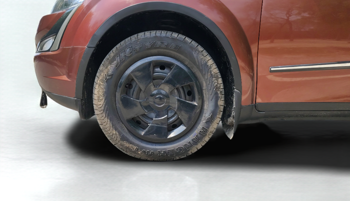 2019 Mahindra XUV500 W7, Diesel, Manual, 53,134 km, Left Front Wheel