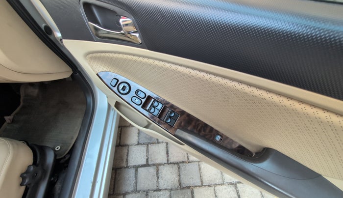 2012 Hyundai Verna FLUIDIC 1.6 VTVT SX, Petrol, Manual, 73,414 km, Driver Side Door Panel Controls