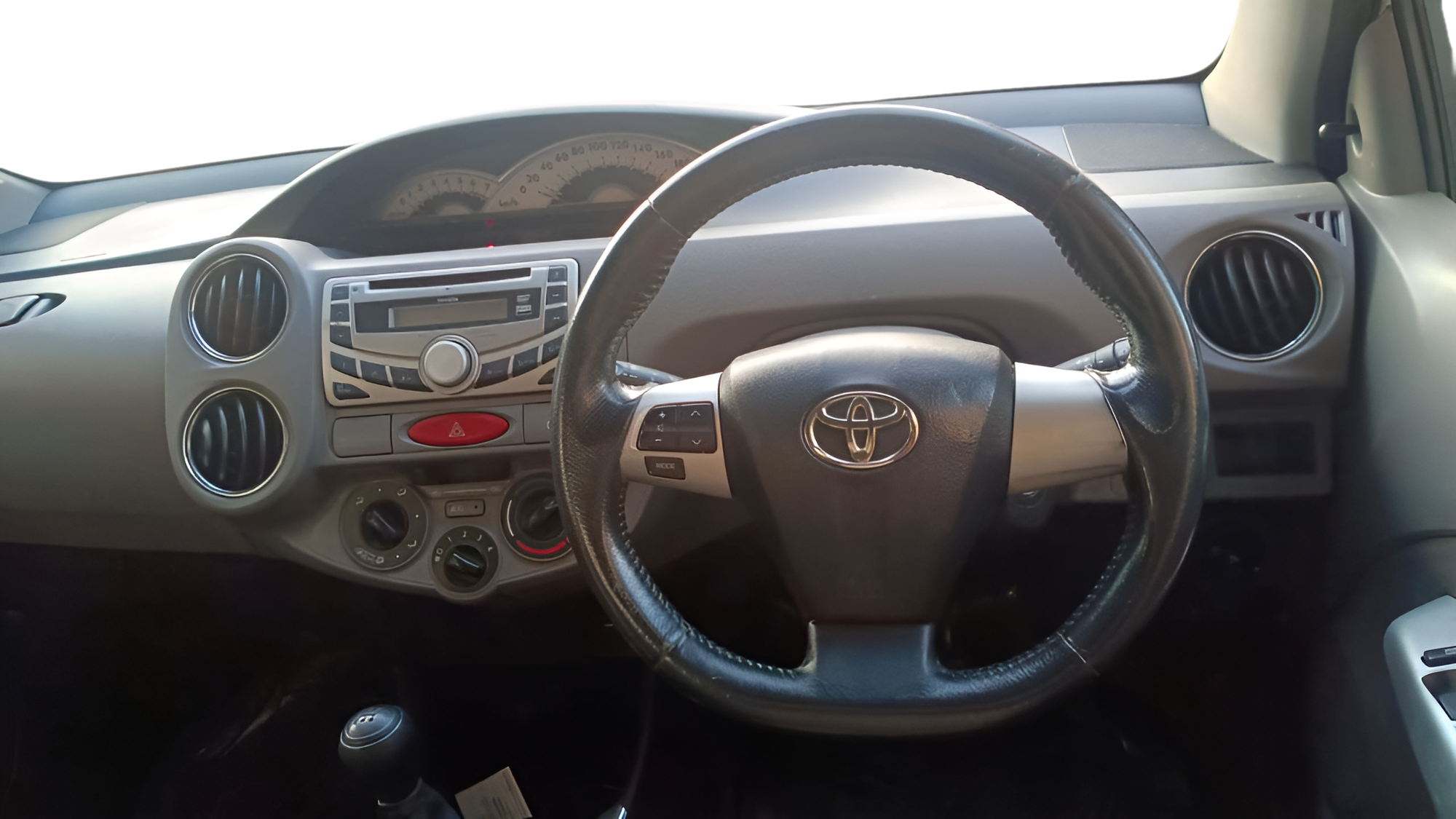 2011 Toyota Etios VX, Petrol, Manual, 7,56,363 km, Steering Wheel Close Up