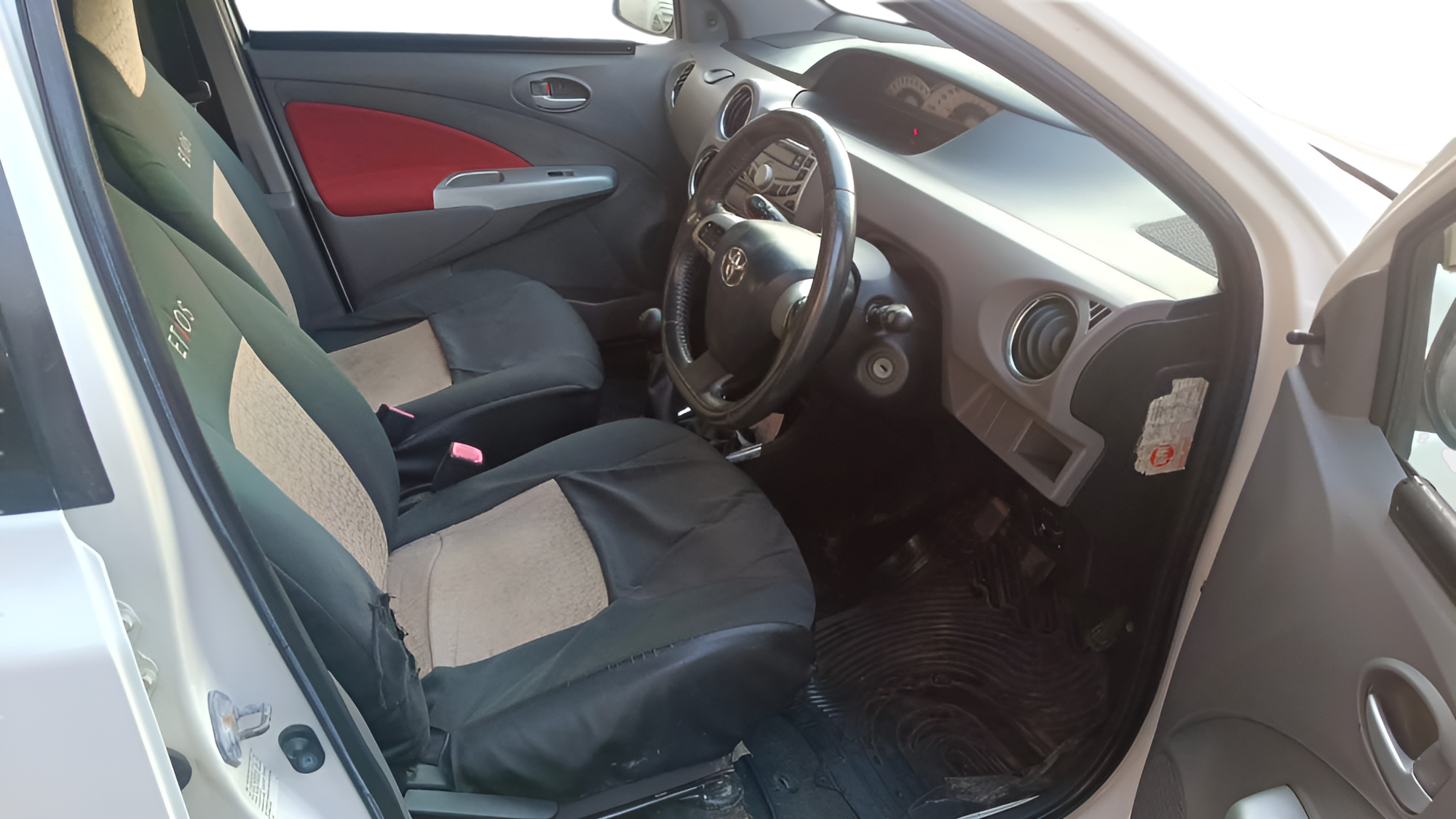 2011 Toyota Etios VX, Petrol, Manual, 7,56,363 km, Right Side Front Door Cabin