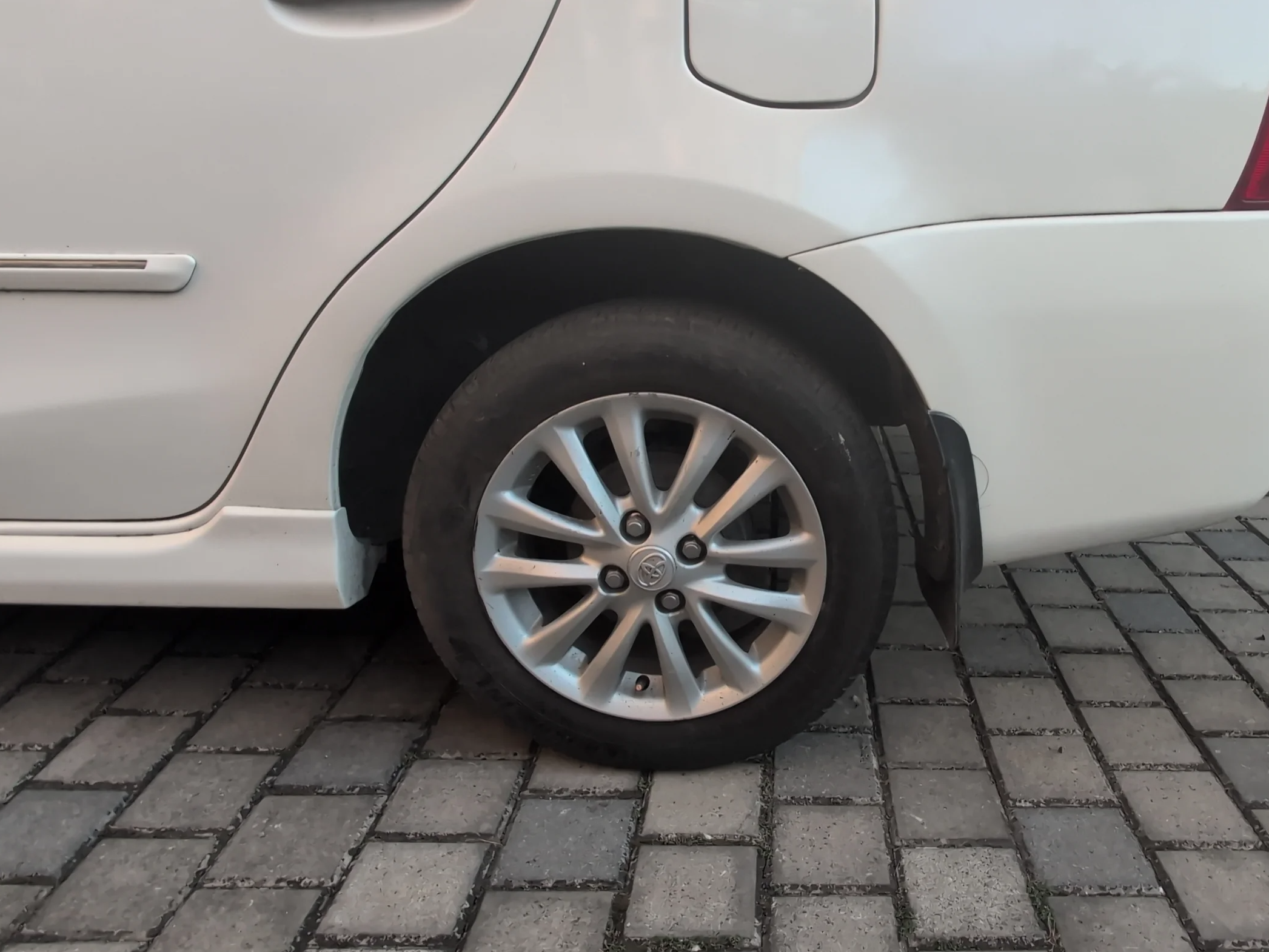 2011 Toyota Etios VX, Petrol, Manual, 7,56,363 km, Left Rear Wheel