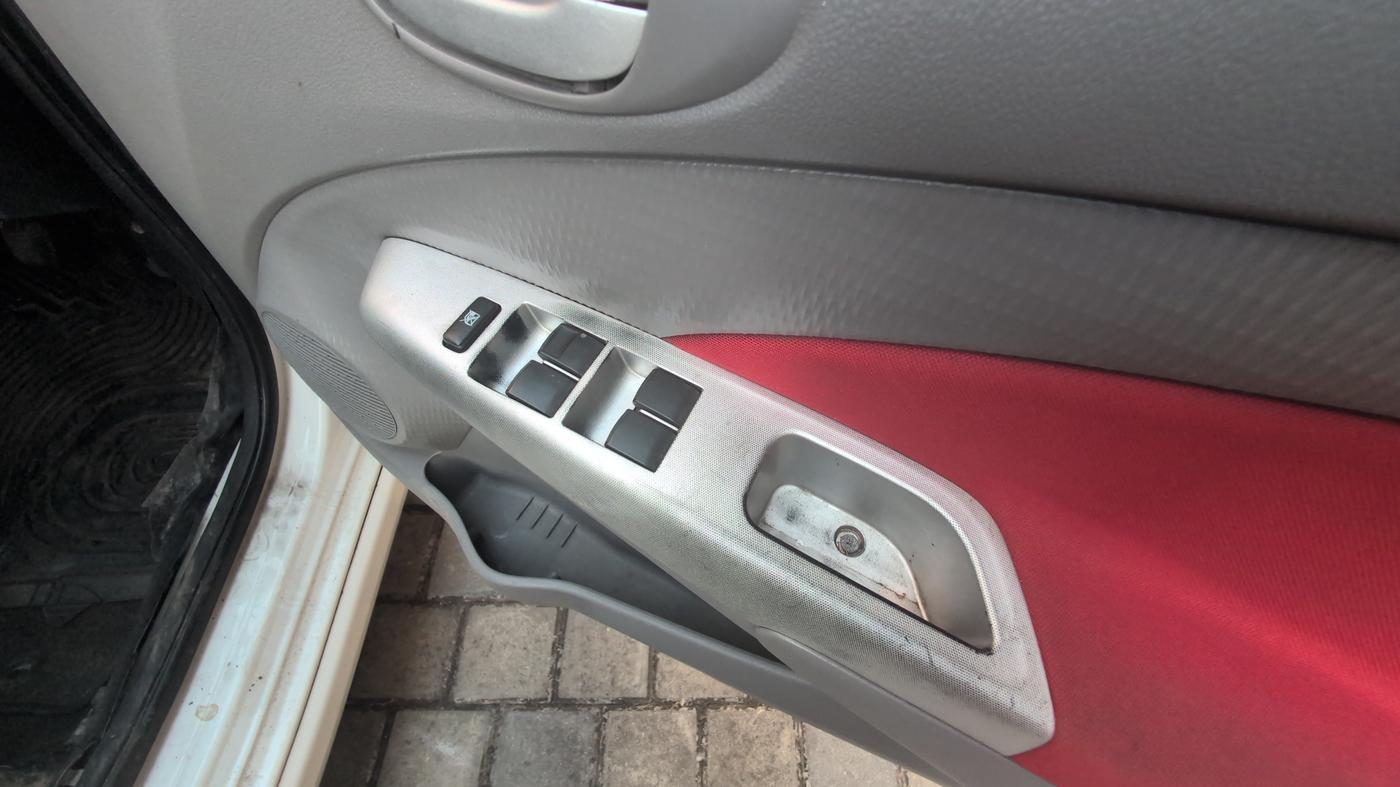2011 Toyota Etios VX, Petrol, Manual, 7,56,363 km, Driver Side Door Panel Controls