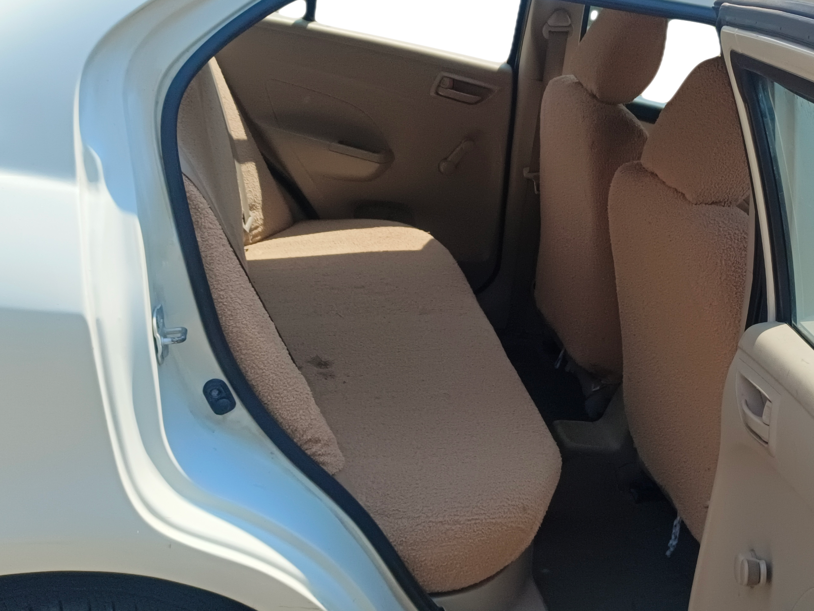 2016 Maruti Swift Dzire LXI (O), Petrol, Manual, 94,910 km, Right Side Rear Door Cabin